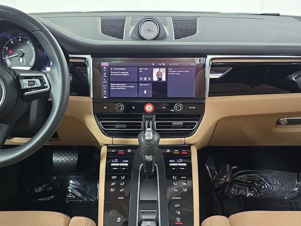 Certified 2025 Porsche Macan AWD/4WD image 16