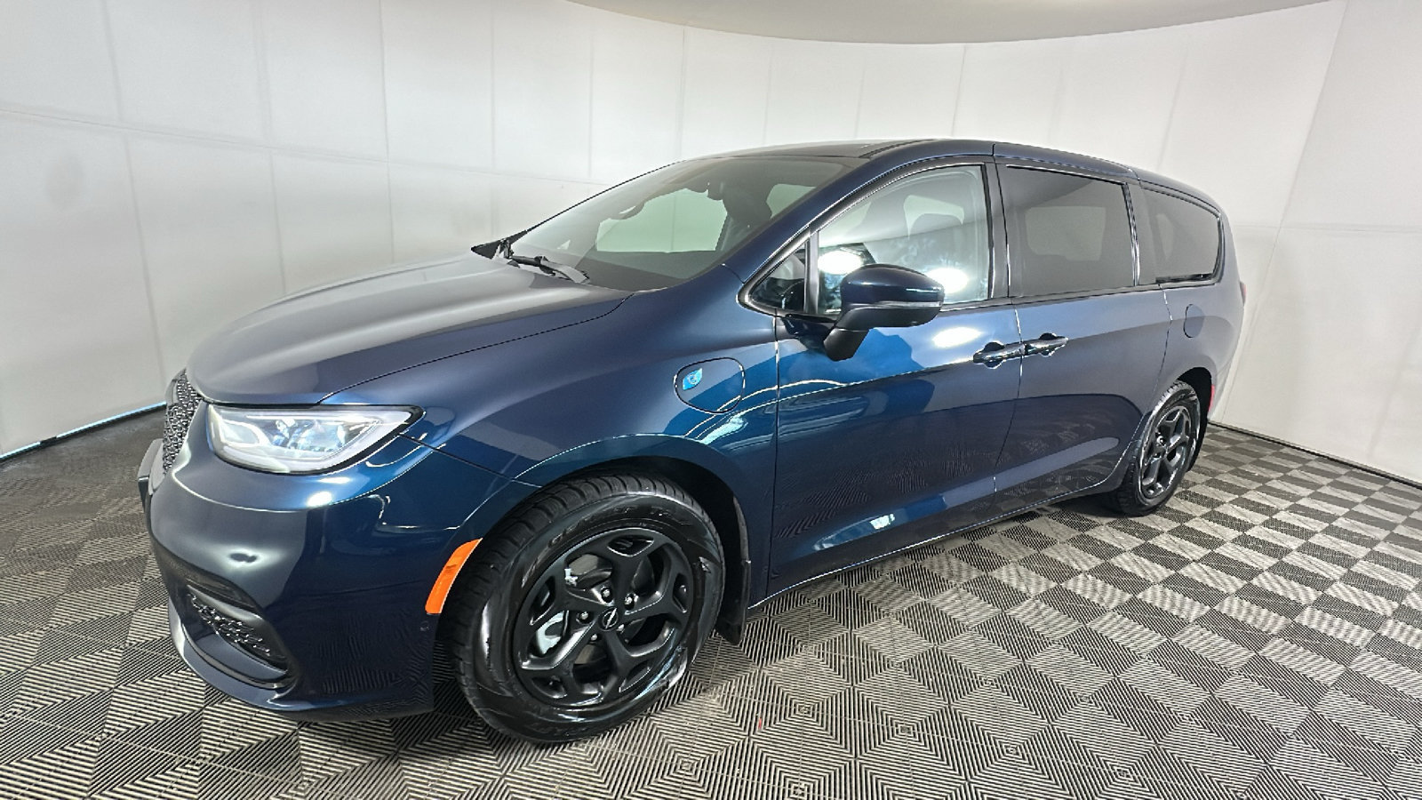 Used 2023 Chrysler Pacifica Touring-L w/ Uconnect Theater Family Group FWD image 8