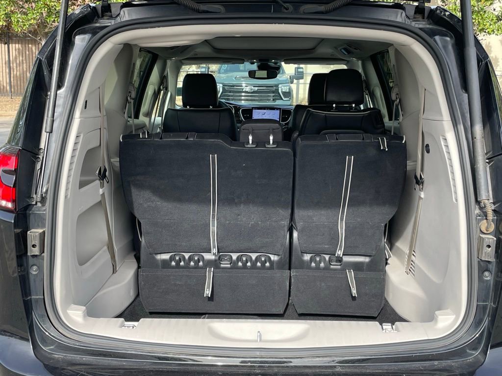 Used 2024 Chrysler Pacifica Limited image 7