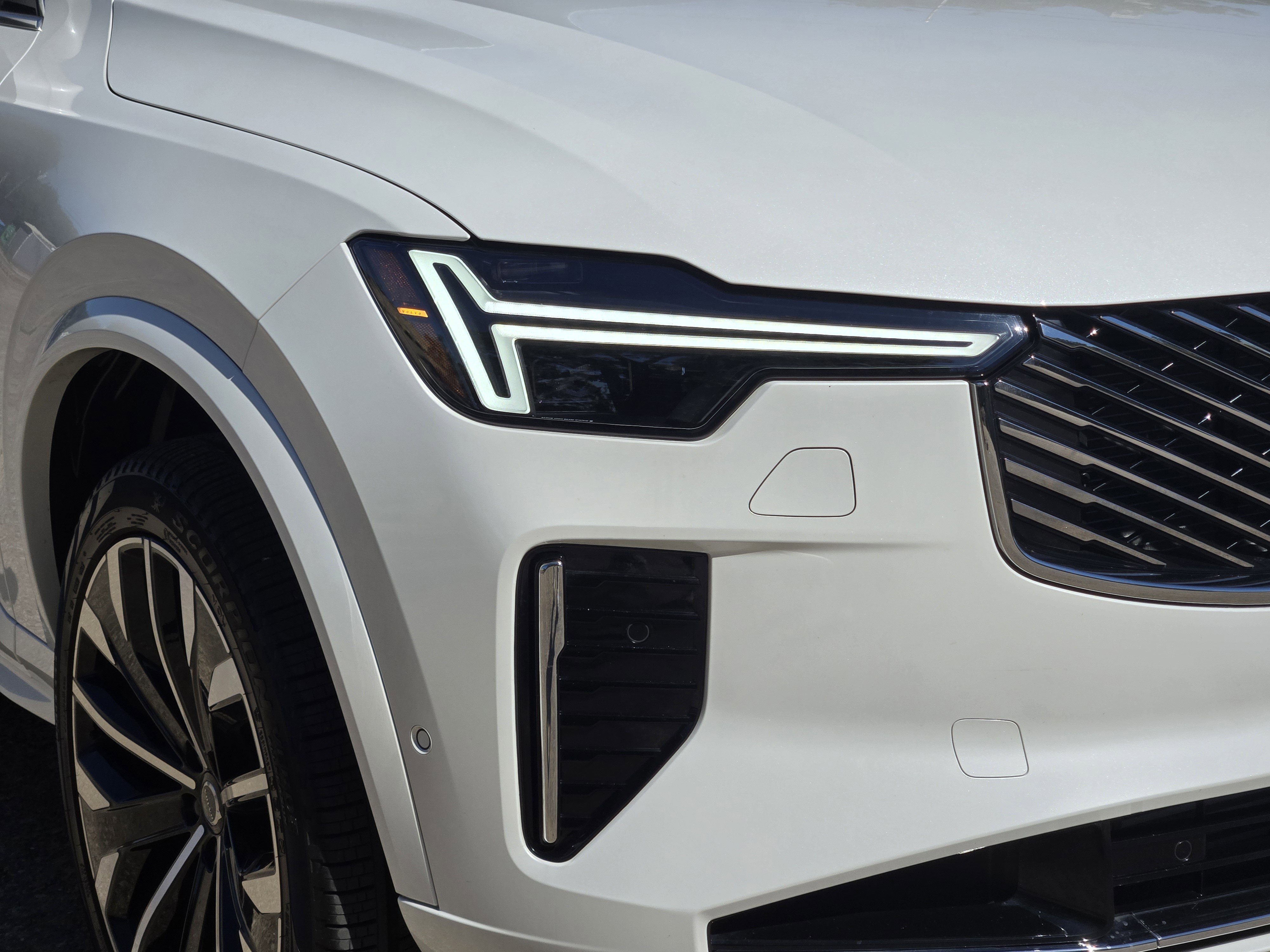 Certified 2025 Volvo XC90 T8 Plus w/ Protection Package Premier image 11