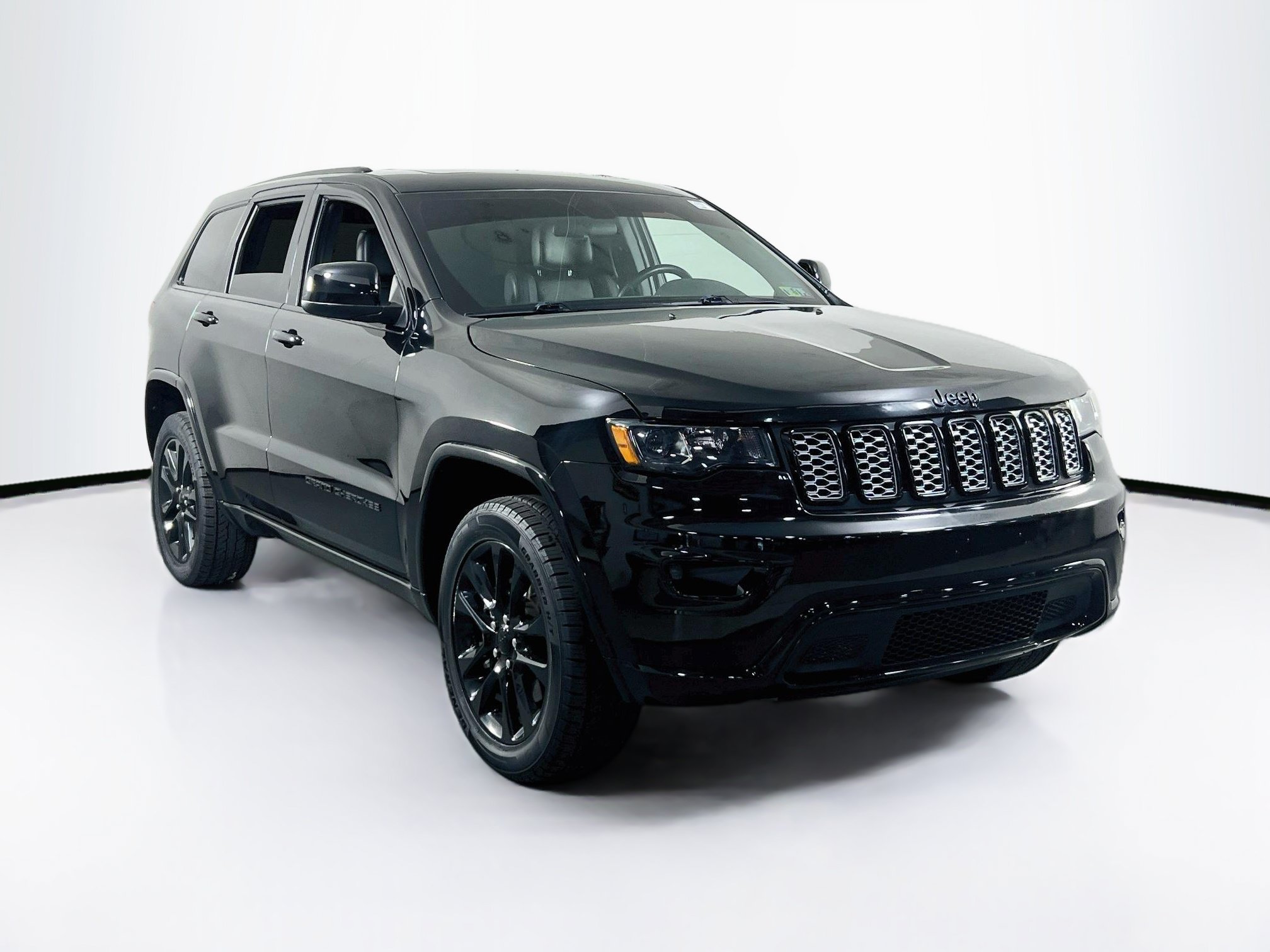 Used 2021 Jeep Grand Cherokee Laredo X AWD/4WD image 3