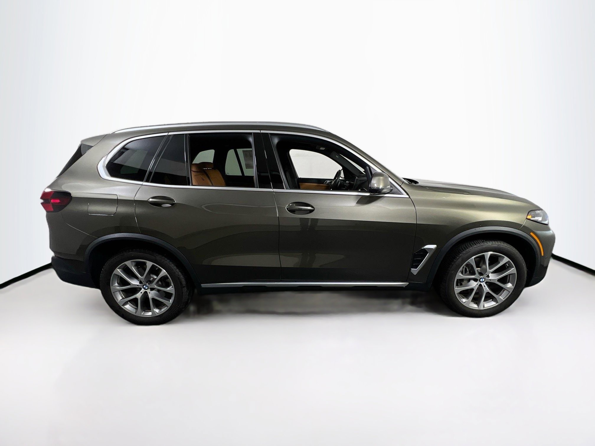 Used 2024 BMW X5 xDrive40i w/ Parking Assistance Package image 4