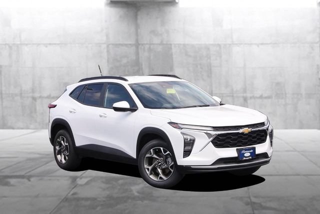 Used 2025 Chevrolet Trax LT w/ LT Convenience Package FWD image 2