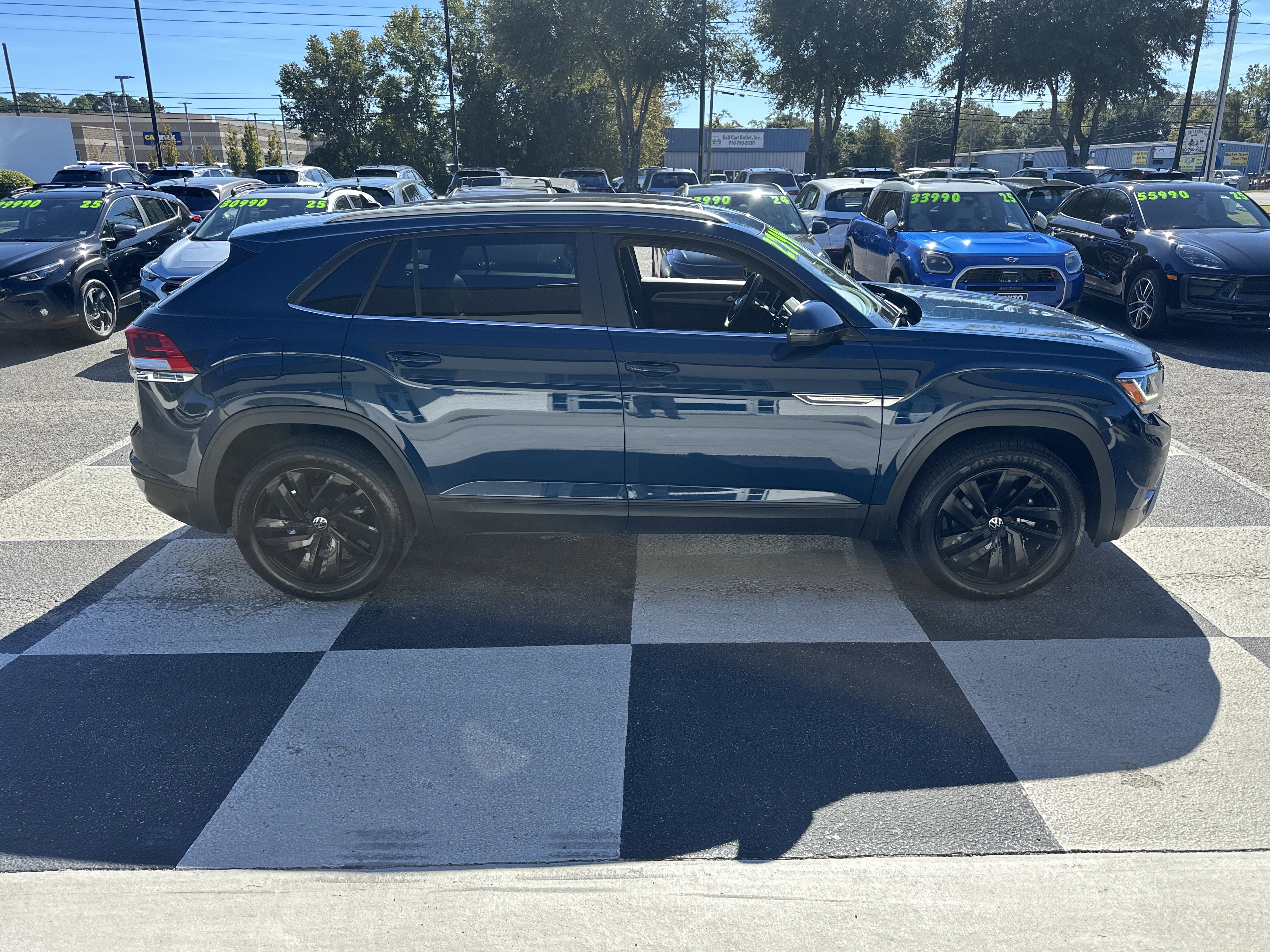 Used 2022 Volkswagen Atlas Cross Sport SE image 3