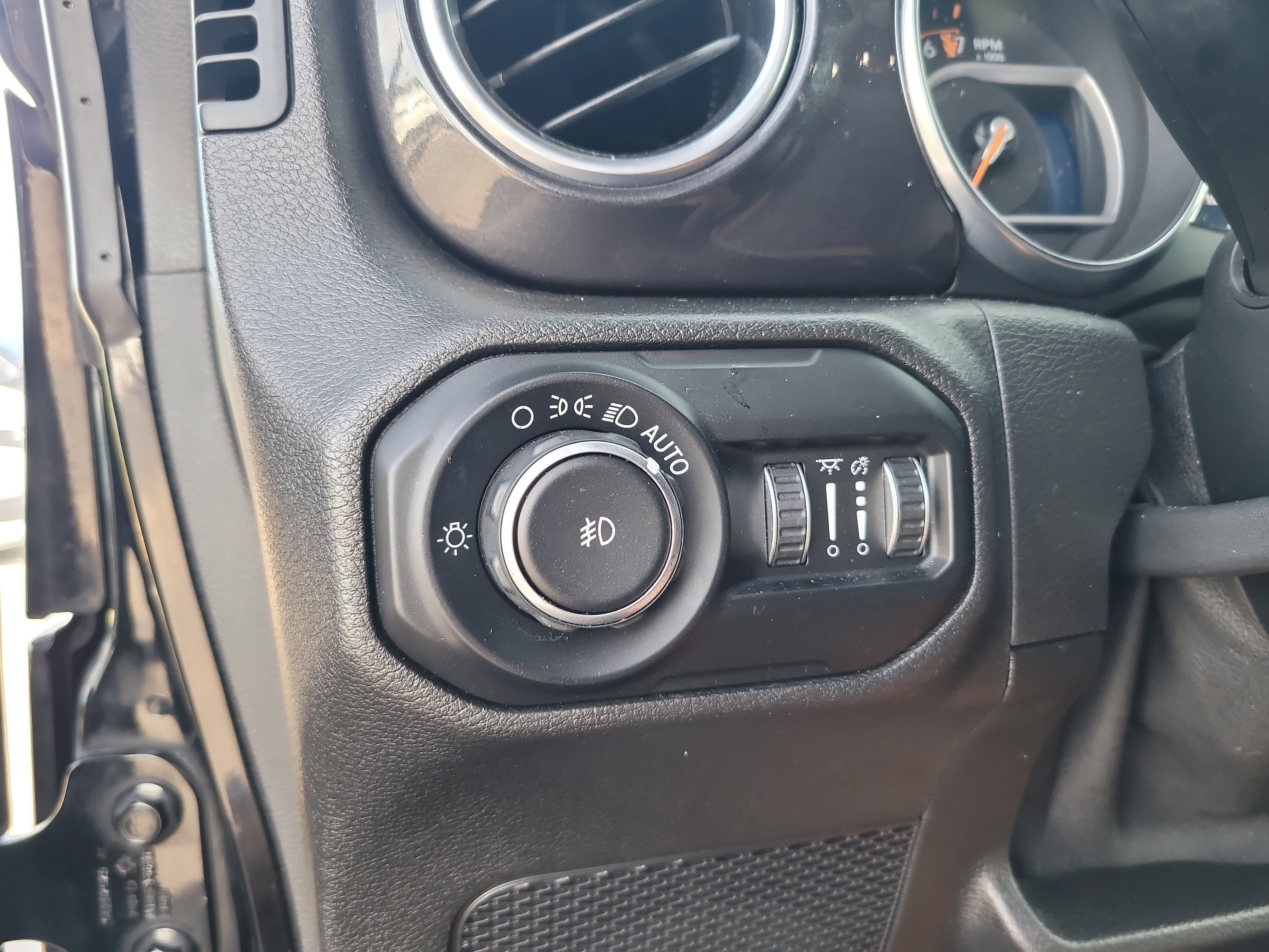 Used 2020 Jeep Wrangler Unlimited Sahara AWD/4WD image 31