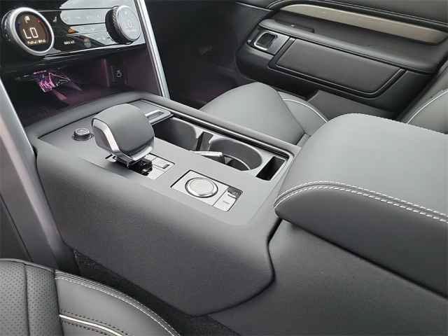 New 2024 Land Rover Discovery Metropolitan Edition AWD/4WD image 31