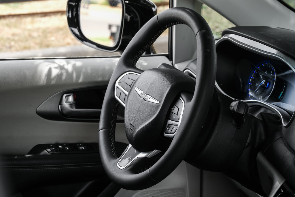 Used 2024 Chrysler Pacifica Touring-L FWD image 24