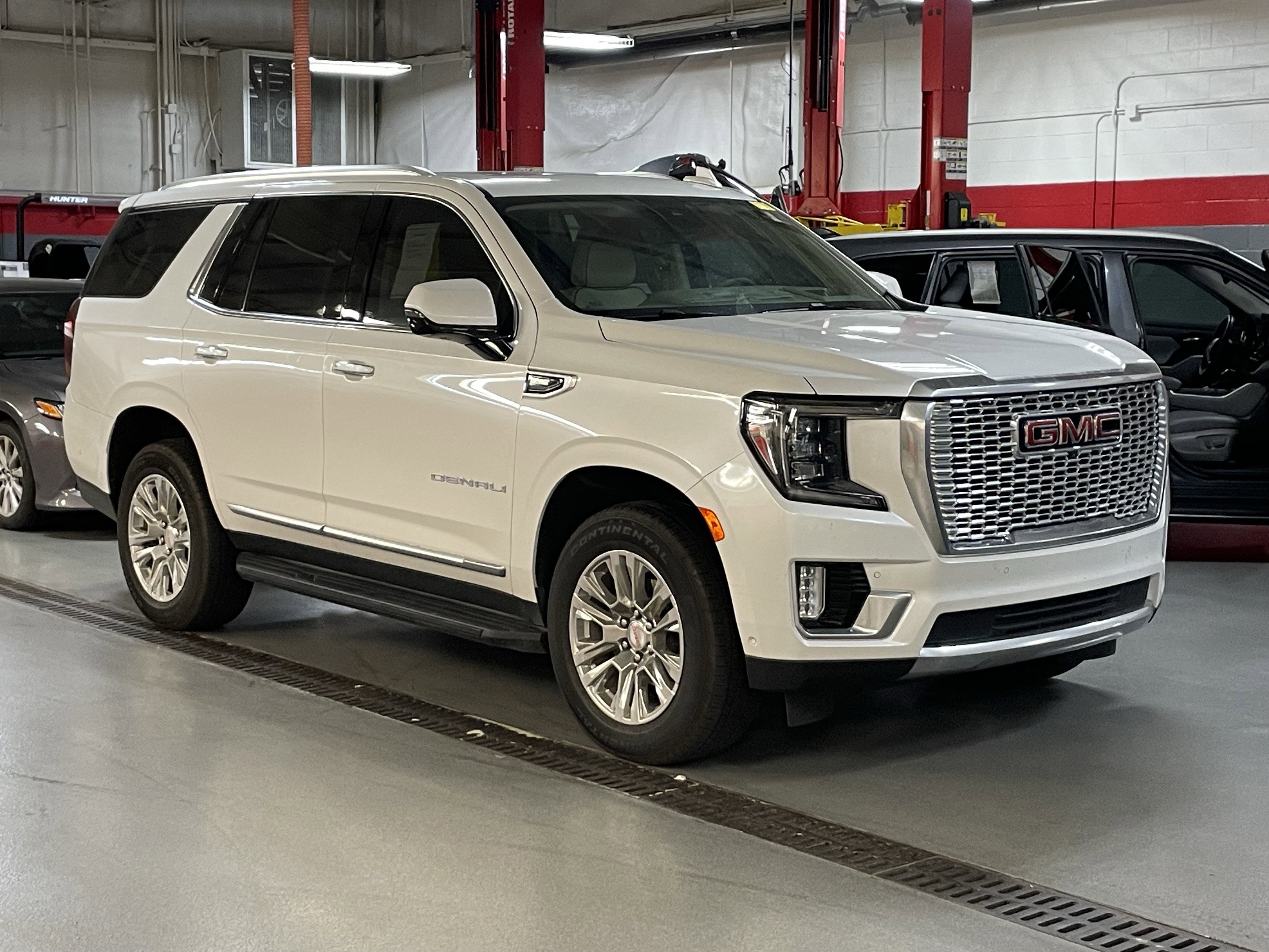 Used 2024 GMC Yukon Denali w/ Advanced Technology Package AWD/4WD image 2