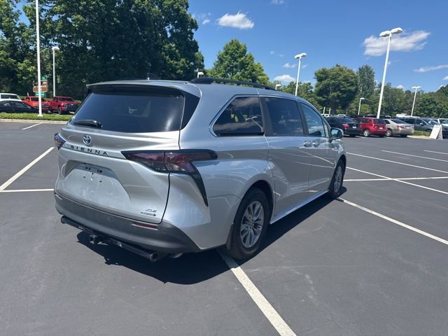 Used 2024 Toyota Sienna XLE FWD image 4