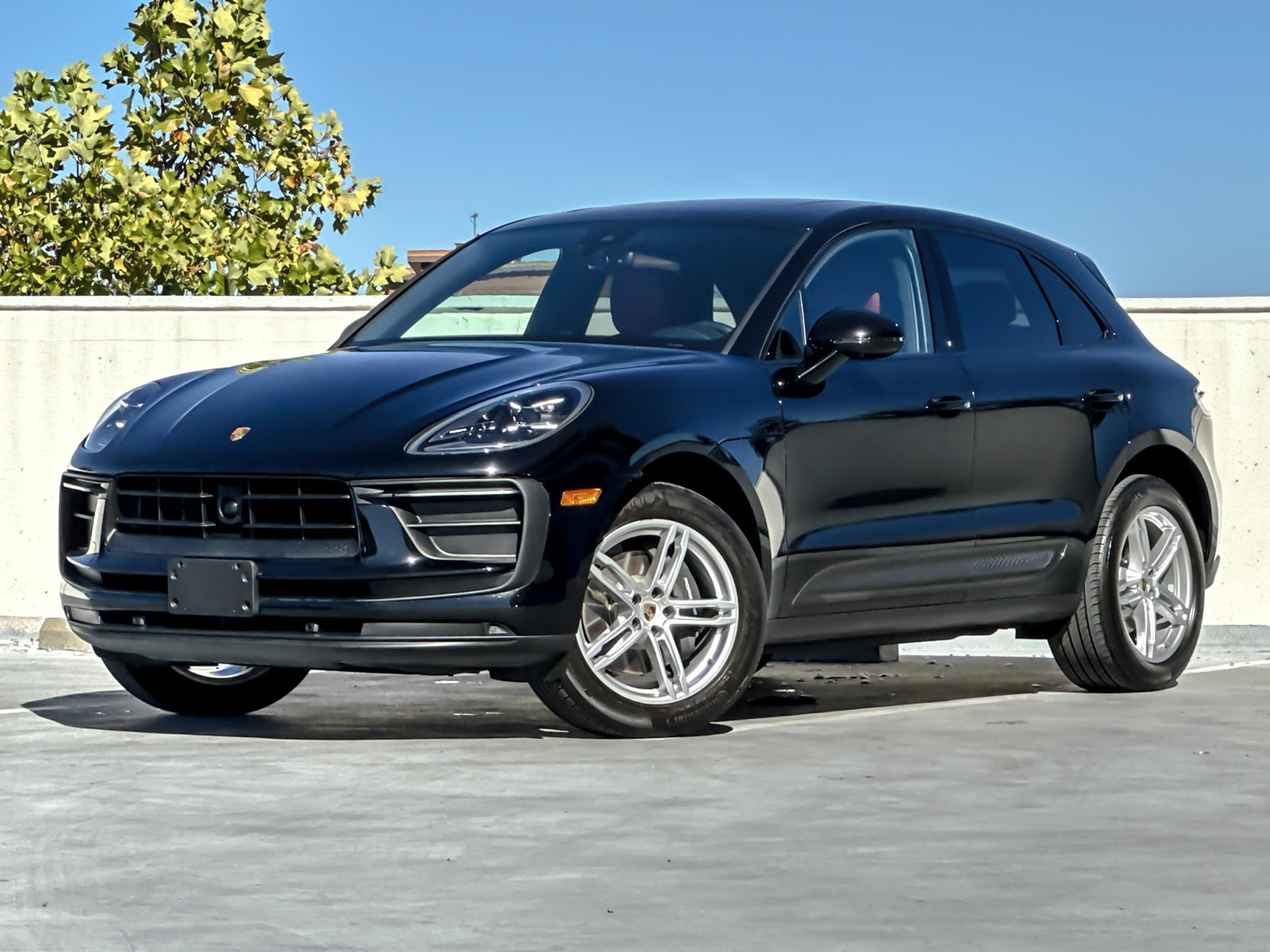 Certified 2023 Porsche Macan AWD/4WD image 2