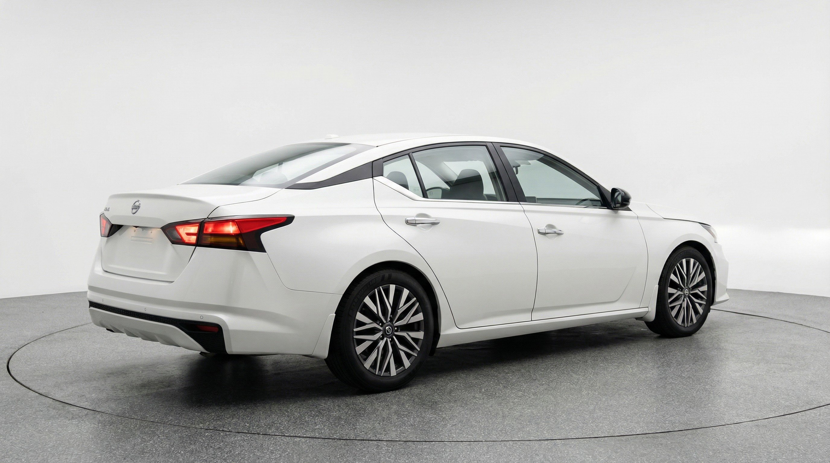 Used 2025 Nissan Altima 2.5 SV image 9