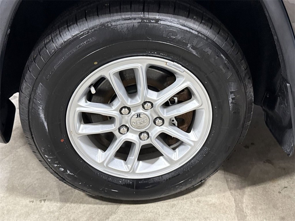 Used 2019 Jeep Grand Cherokee Laredo image 25