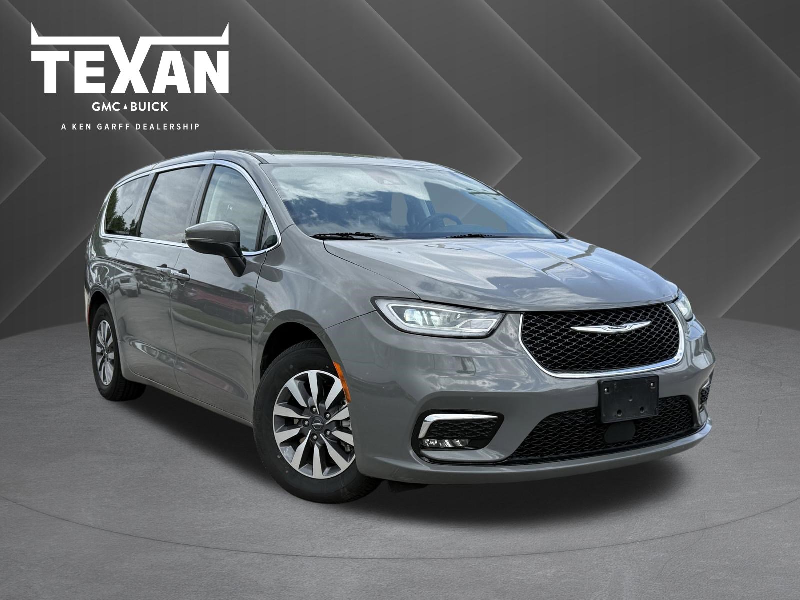 Used 2023 Chrysler Pacifica Touring-L image 1