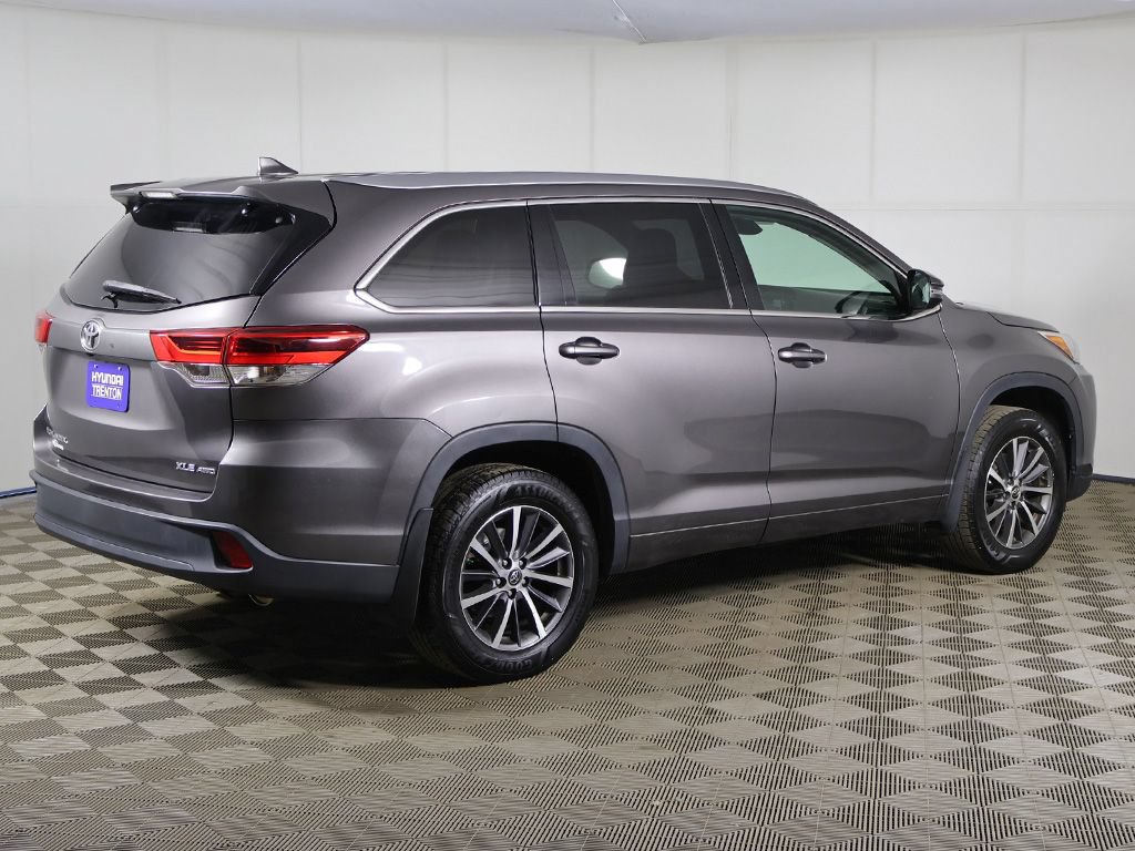 Used 2017 Toyota Highlander XLE w/ Carpet Mat Package AWD/4WD image 11