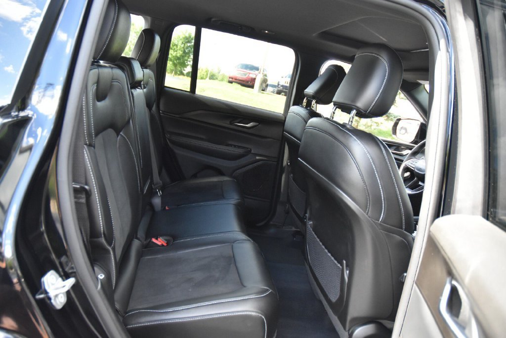 Used 2023 Jeep Grand Cherokee Altitude AWD/4WD image 31