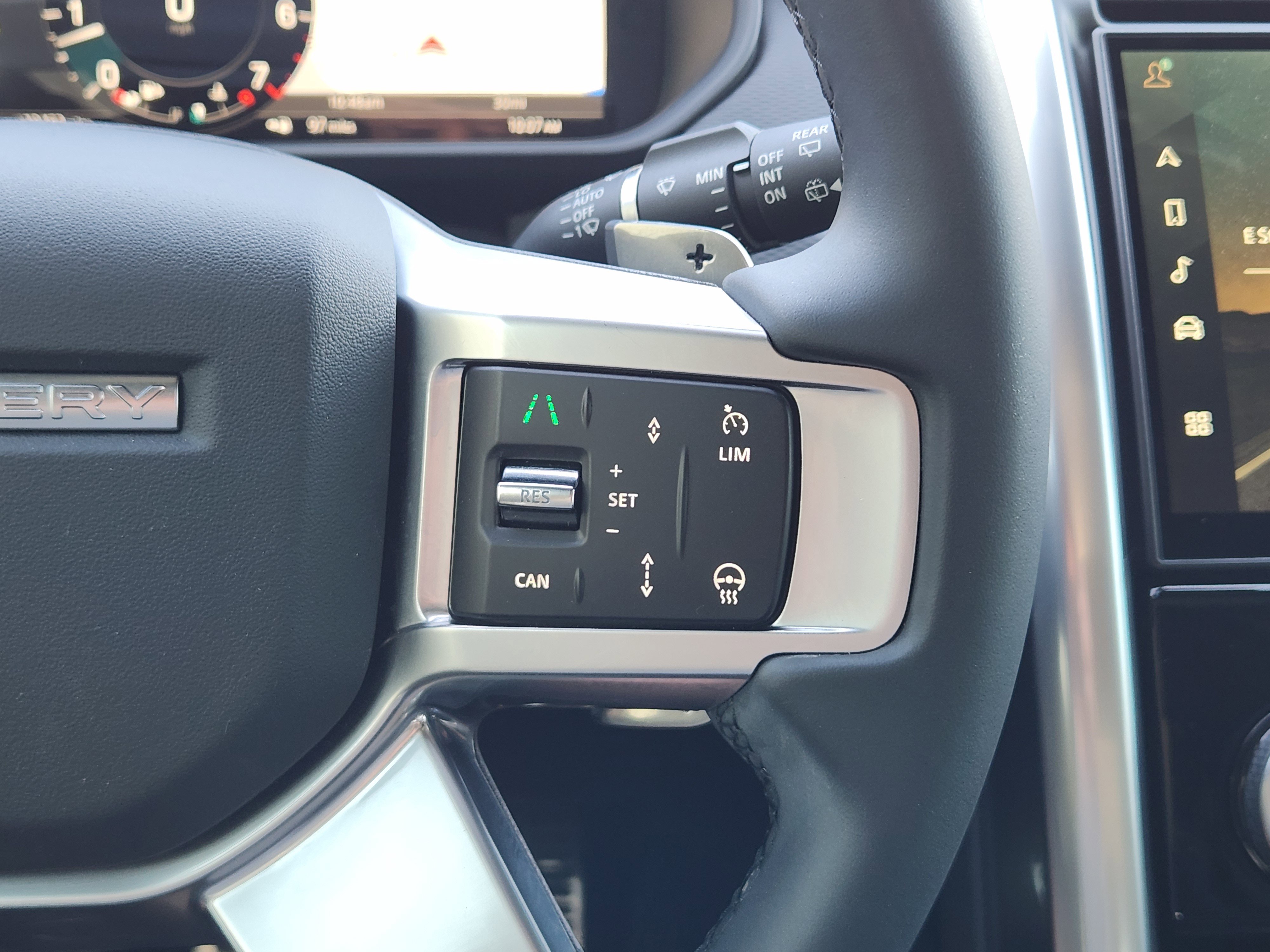 Certified 2024 Land Rover Discovery Dynamic SE image 31