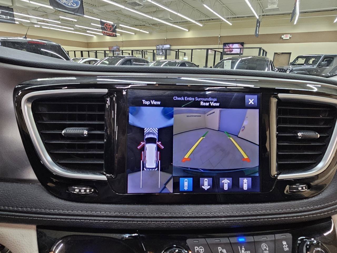 Used 2017 Chrysler Pacifica Limited FWD image 33
