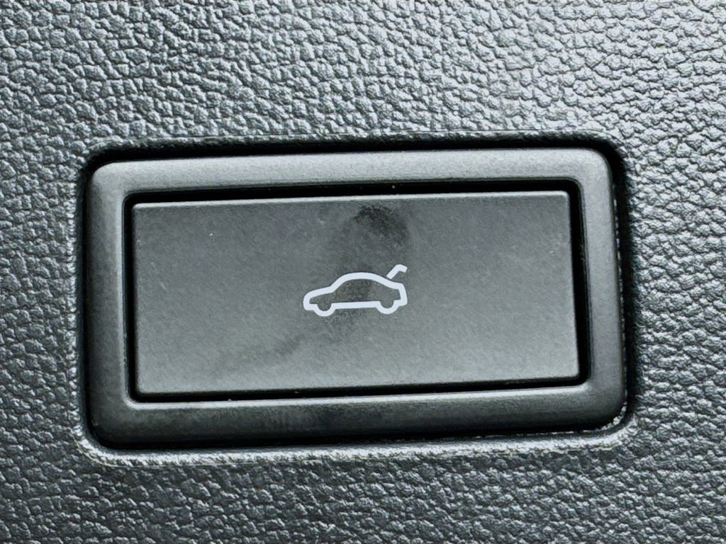 Used 2025 Volkswagen Atlas Cross Sport SEL Premium R-Line image 32