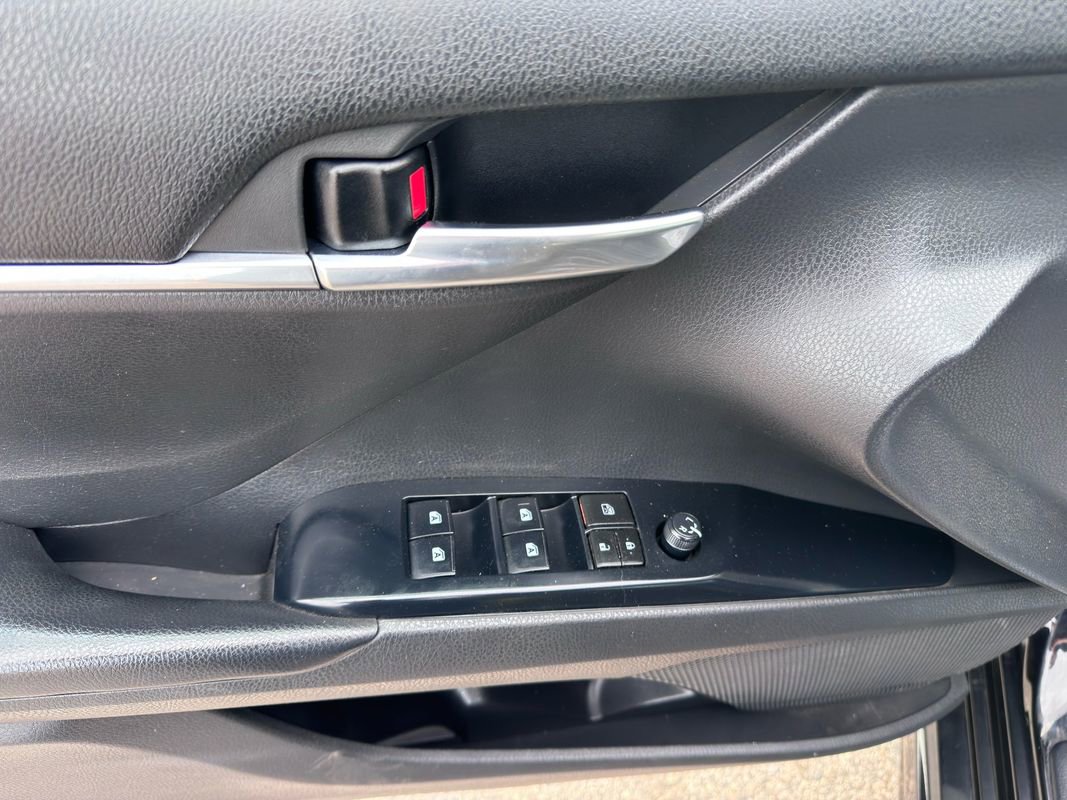 Used 2020 Toyota Camry SE w/ Sunroof Package image 10