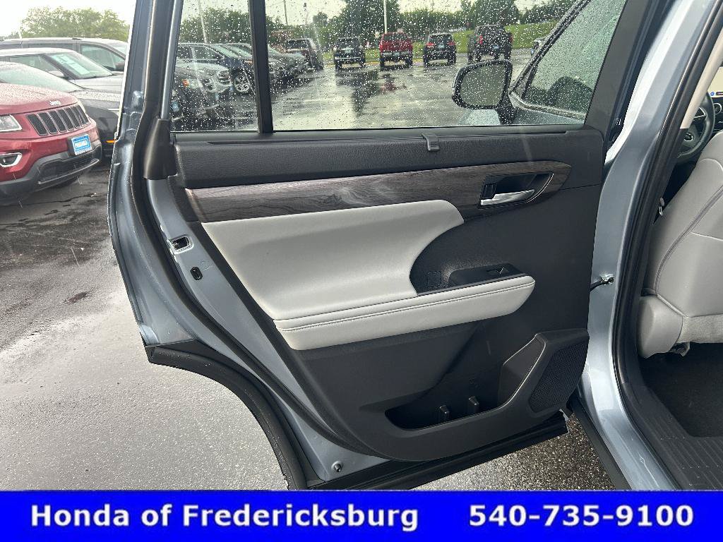 Used 2024 Toyota Highlander Limited AWD/4WD image 10