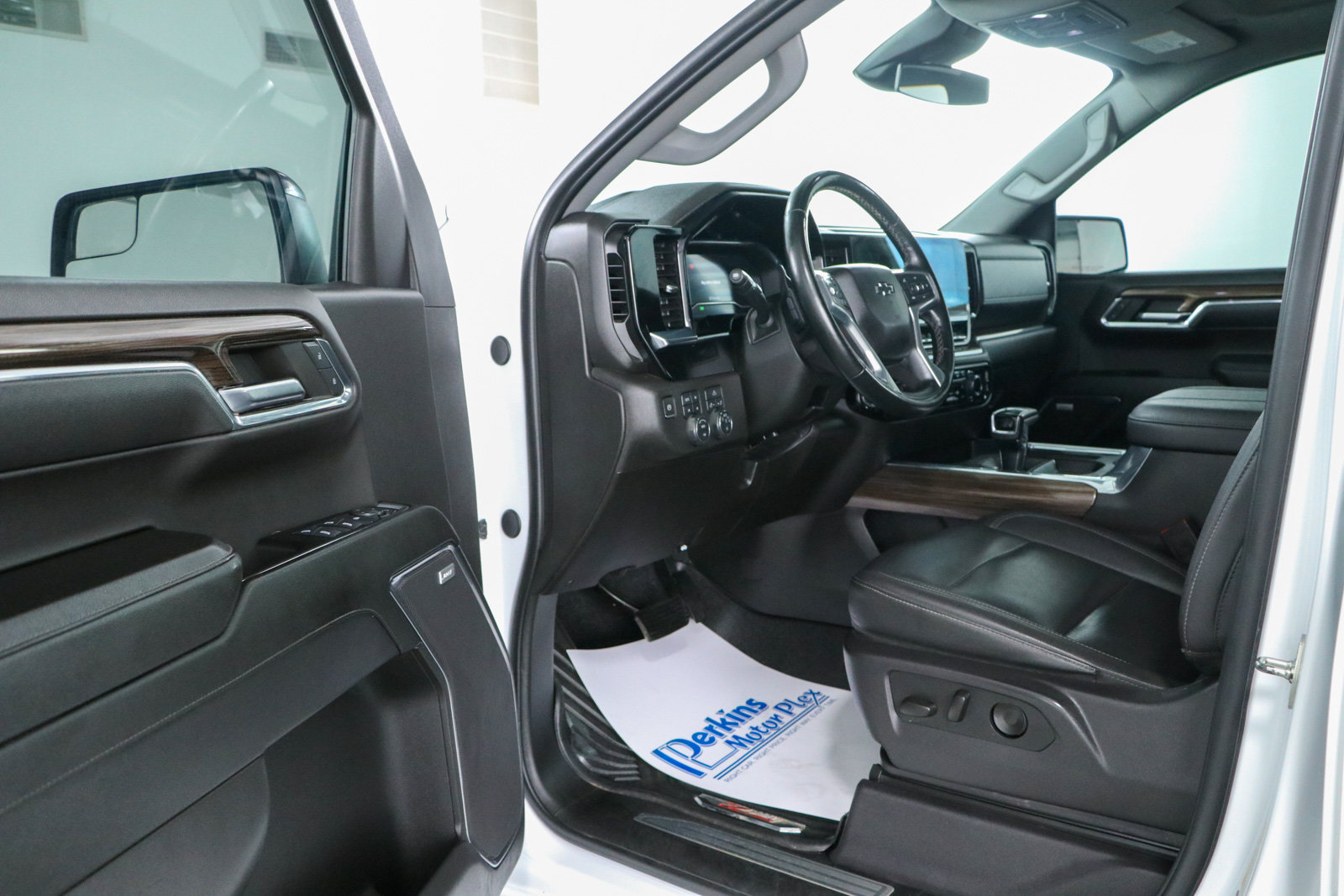 Used 2024 Chevrolet Silverado 1500 RST w/ Convenience Package II AWD/4WD image 4
