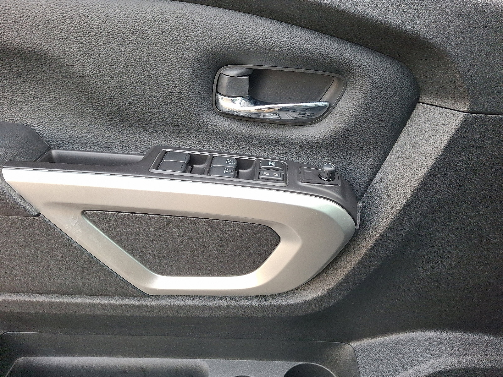 Used 2021 Nissan Titan SV w/ SV Convenience Package image 11