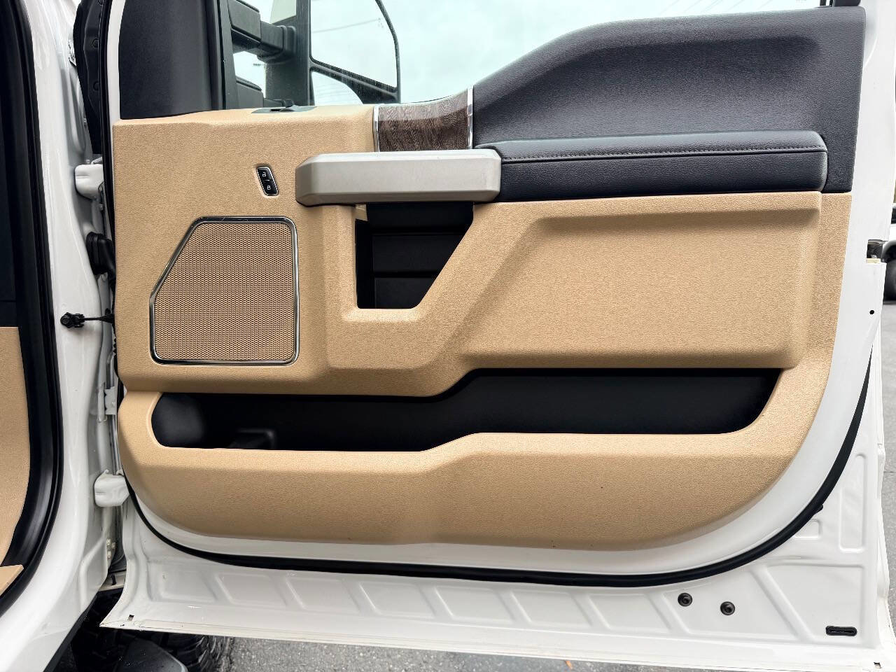 Used 2017 Ford F350 Lariat w/ FX4 Off-Road Package image 40