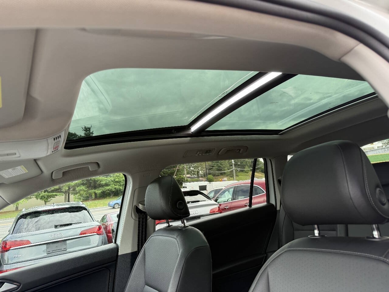 Used 2018 Volkswagen Tiguan SE w/ Panoramic Sunroof Package AWD/4WD image 18