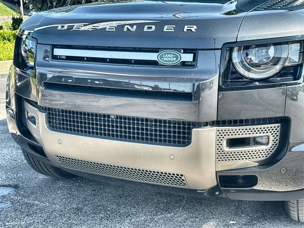 Used 2025 Land Rover Defender 130 X-Dynamic SE image 9