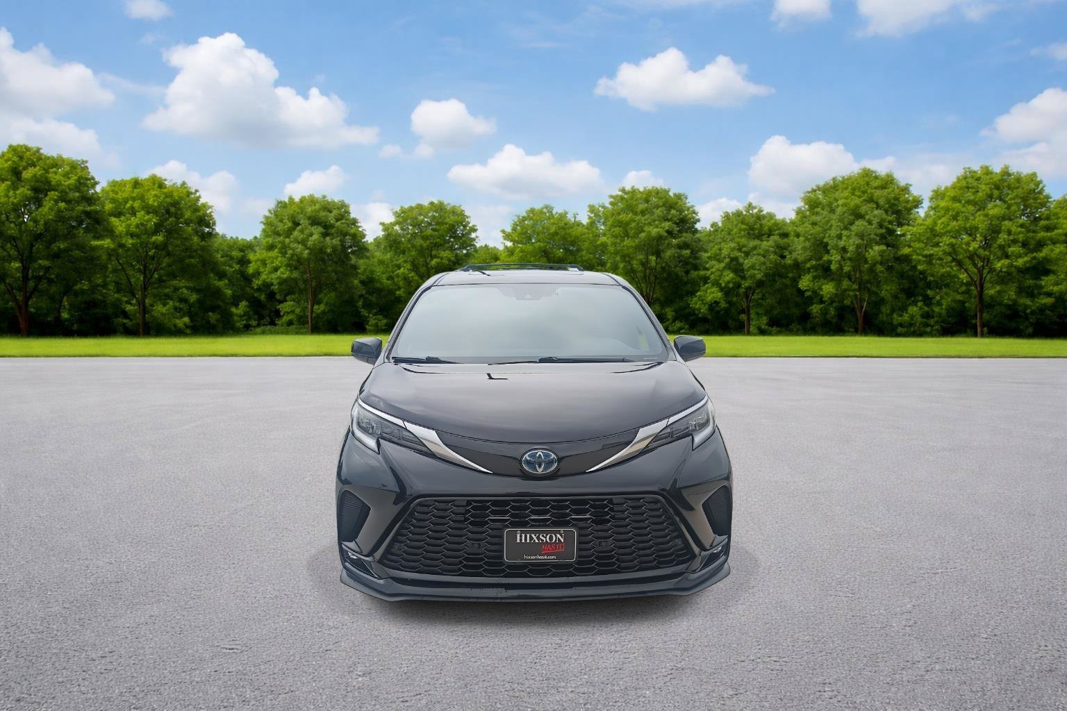Used 2023 Toyota Sienna XSE FWD image 2