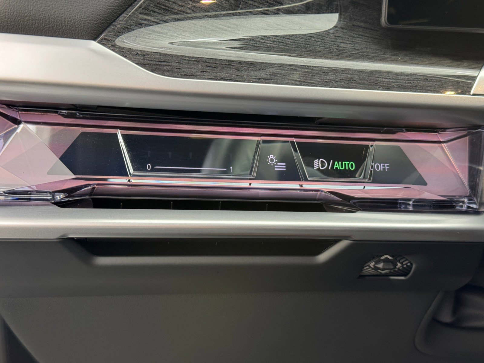 Used 2024 BMW i7 xDrive60 w/ Premium Package image 19