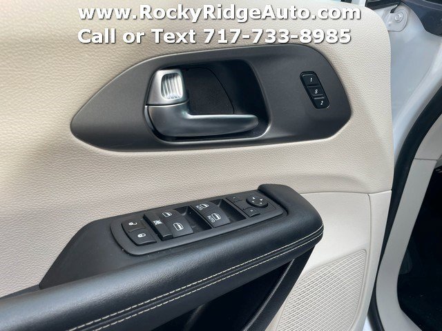 Used 2022 Chrysler Pacifica Touring-L image 37