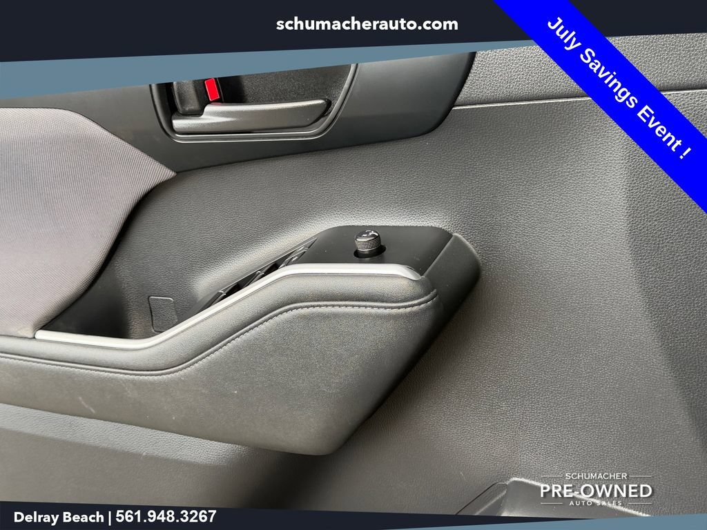 Used 2021 Toyota Highlander LE FWD image 25