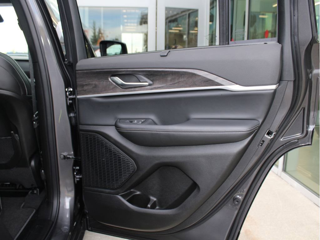 New 2025 Jeep Grand Cherokee Limited w/ Luxury Tech Group II image 28