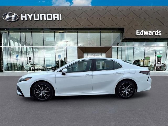 Used 2023 Toyota Camry SE image 3