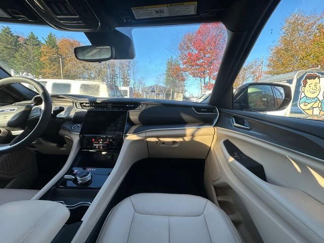 Used 2024 Jeep Grand Cherokee Limited image 30