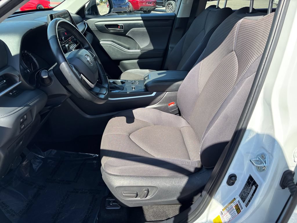 Used 2025 Toyota Highlander LE FWD image 18
