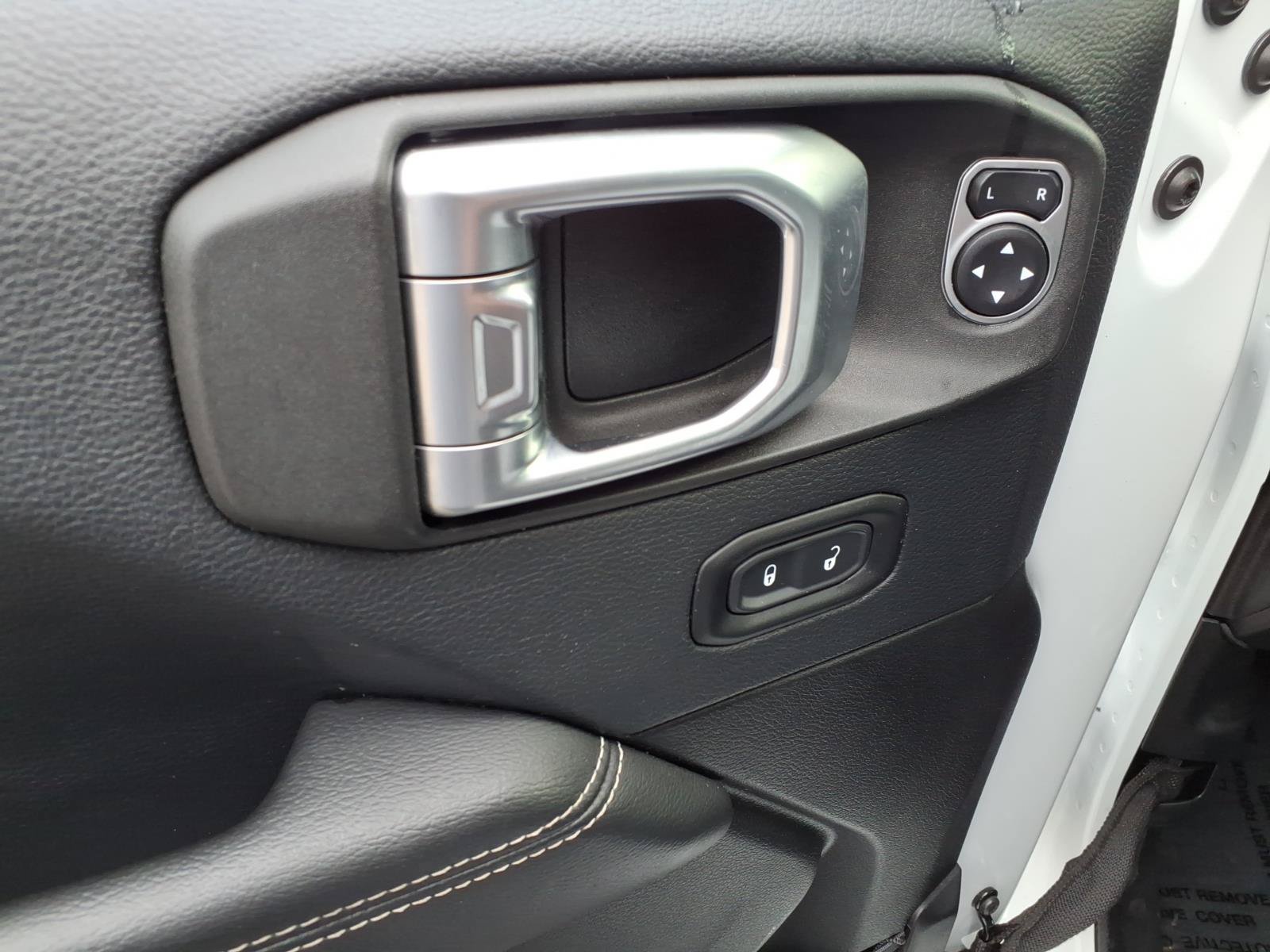 Used 2019 Jeep Wrangler Unlimited Sahara w/ Uconnect 4C Nav & Sound Group AWD/4WD image 13