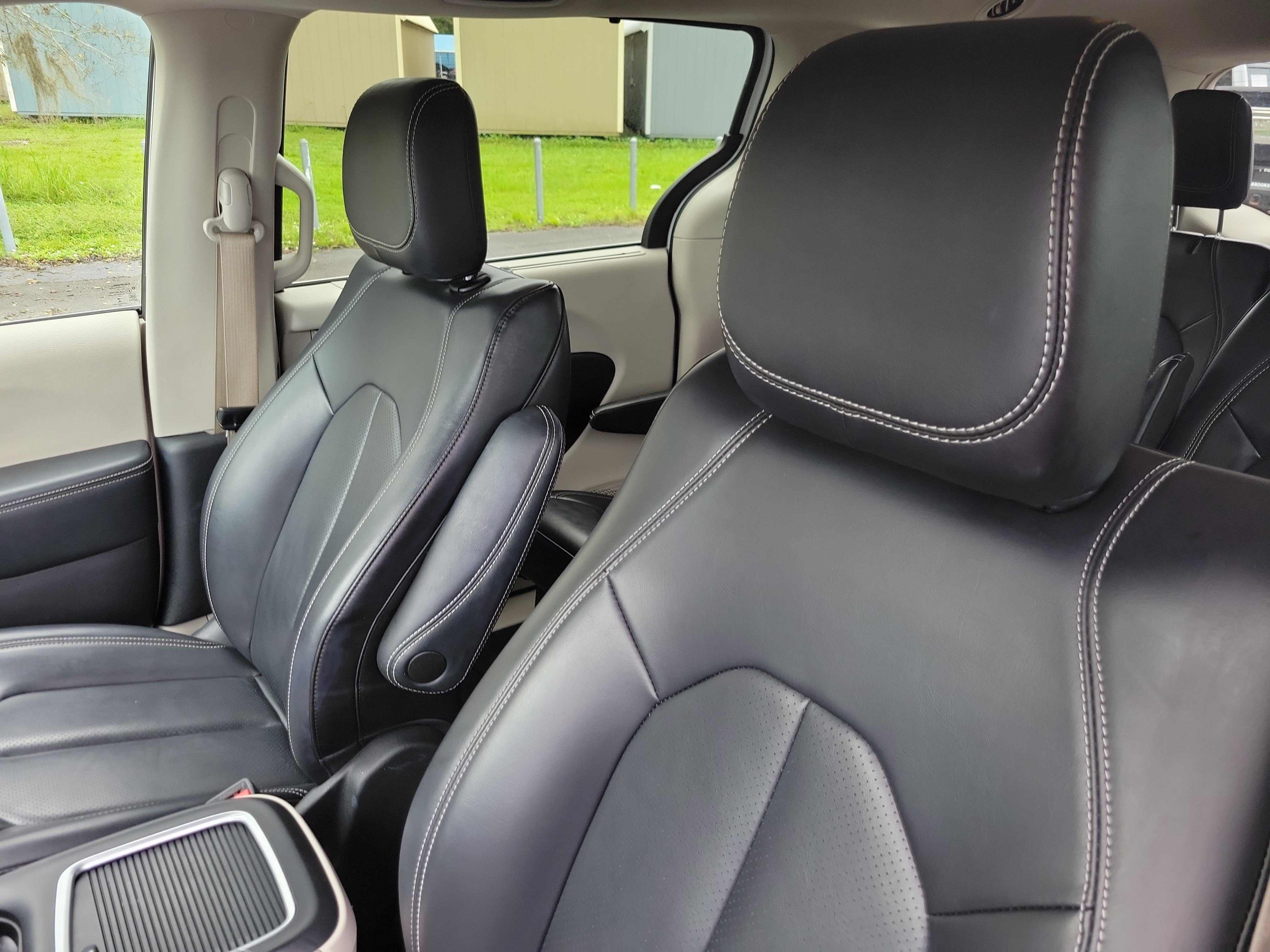 Used 2023 Chrysler Pacifica Touring-L FWD image 10