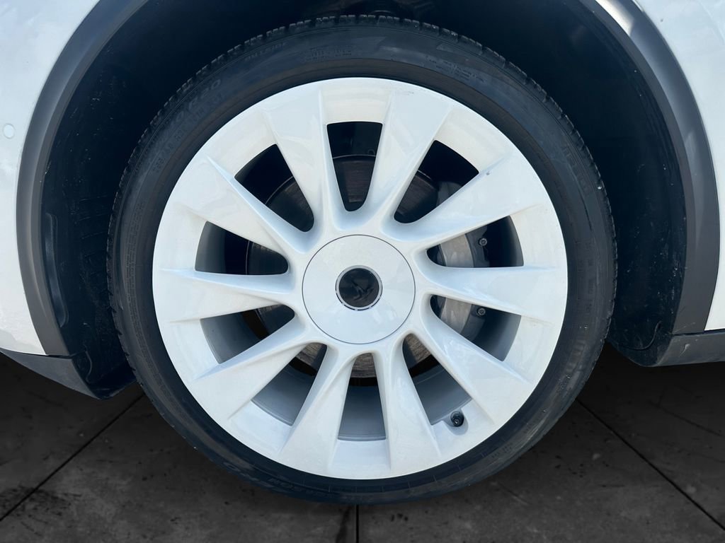 Used 2022 Tesla Model Y Long Range image 14