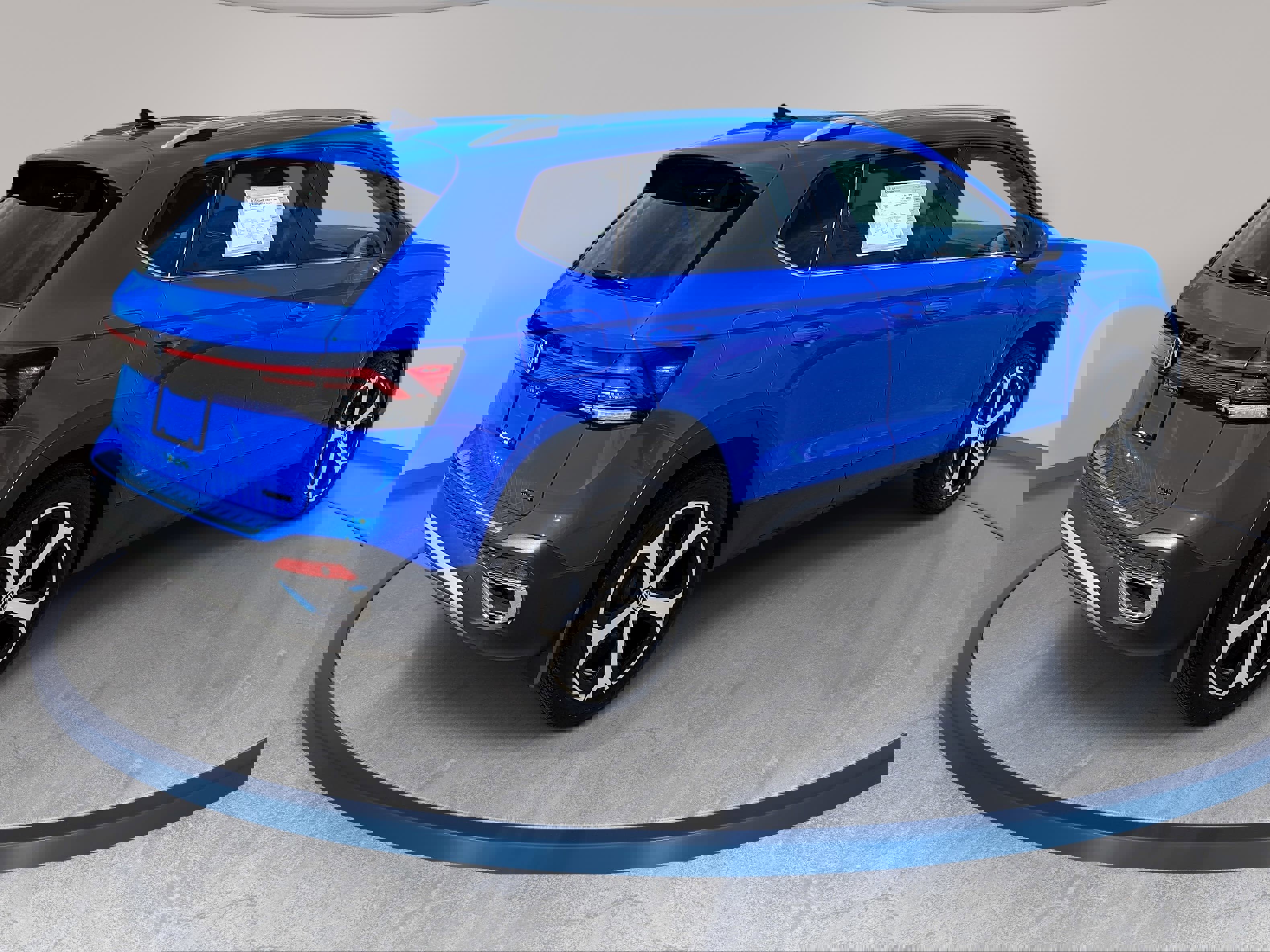 Certified 2025 Volkswagen Taos SEL AWD/4WD image 5