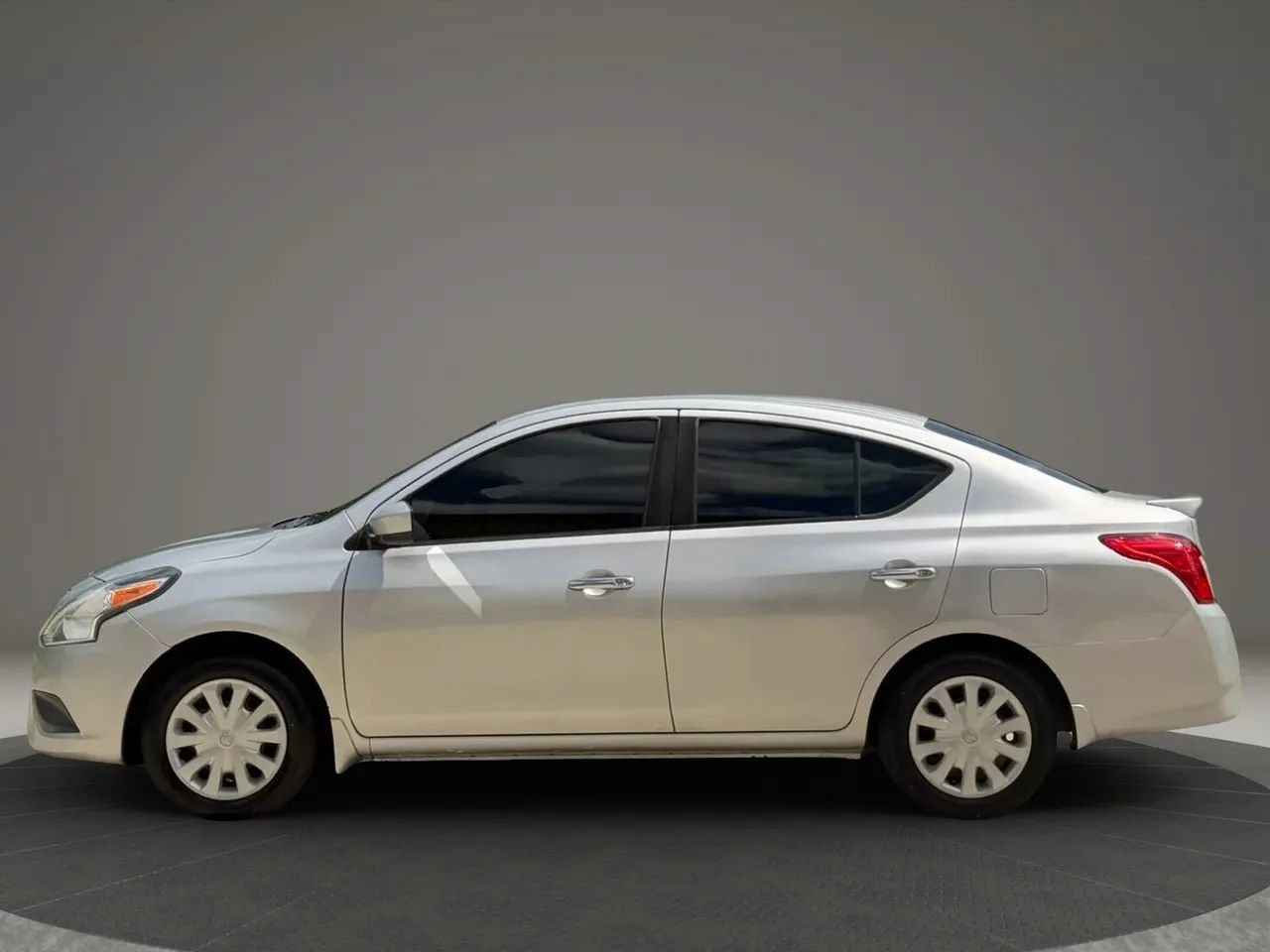 Used 2018 Nissan Versa SV FWD image 6