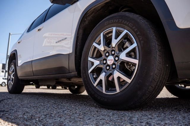 Used 2023 GMC Acadia SLE w/ Driver Convenience Package FWD image 11