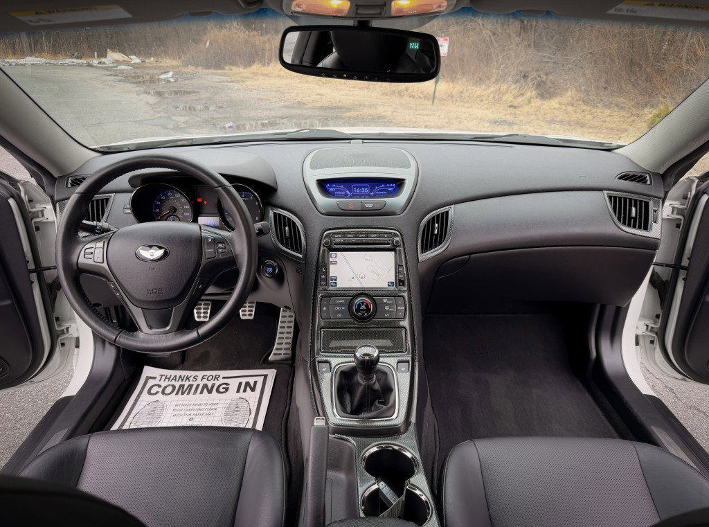 Used 2011 Hyundai Genesis 3.8 image 11