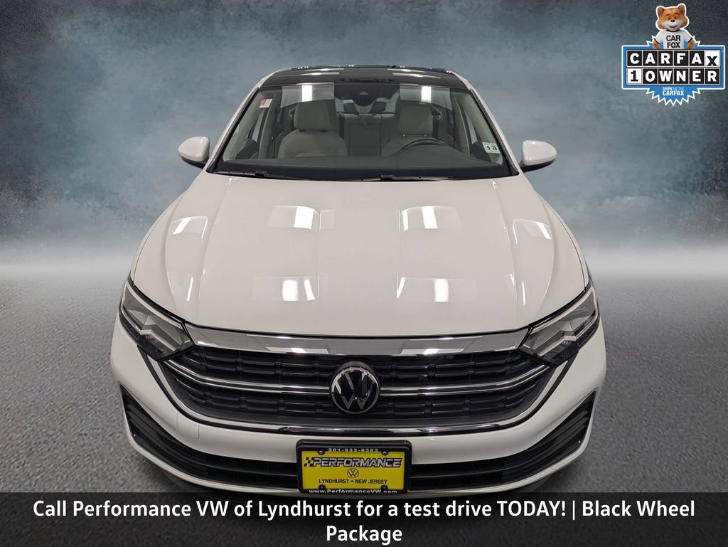 Used 2024 Volkswagen Jetta SE w/ Panoramic Sunroof Package FWD image 2