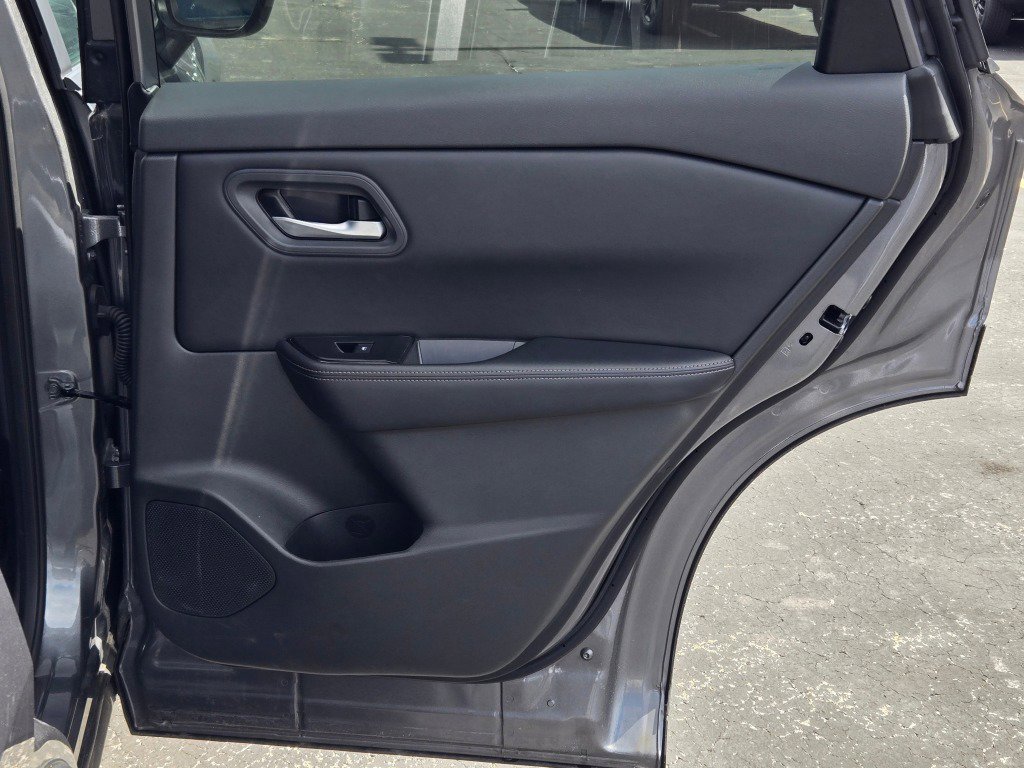 Used 2025 Nissan Rogue SV FWD image 9