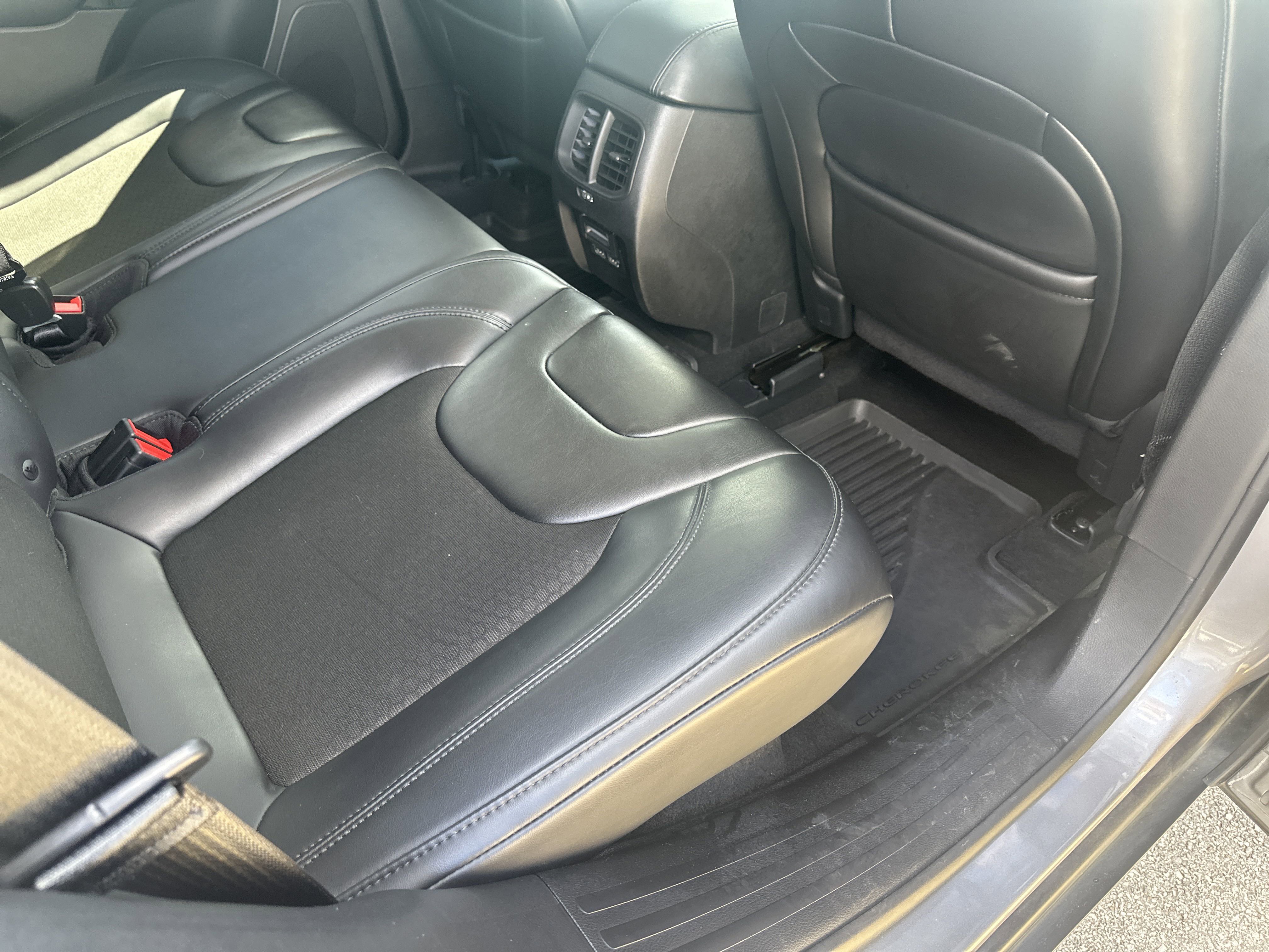 Used 2019 Jeep Cherokee Latitude Plus image 23