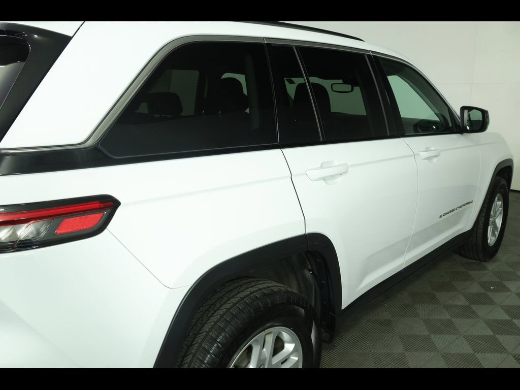 Used 2023 Jeep Grand Cherokee Laredo RWD image 13