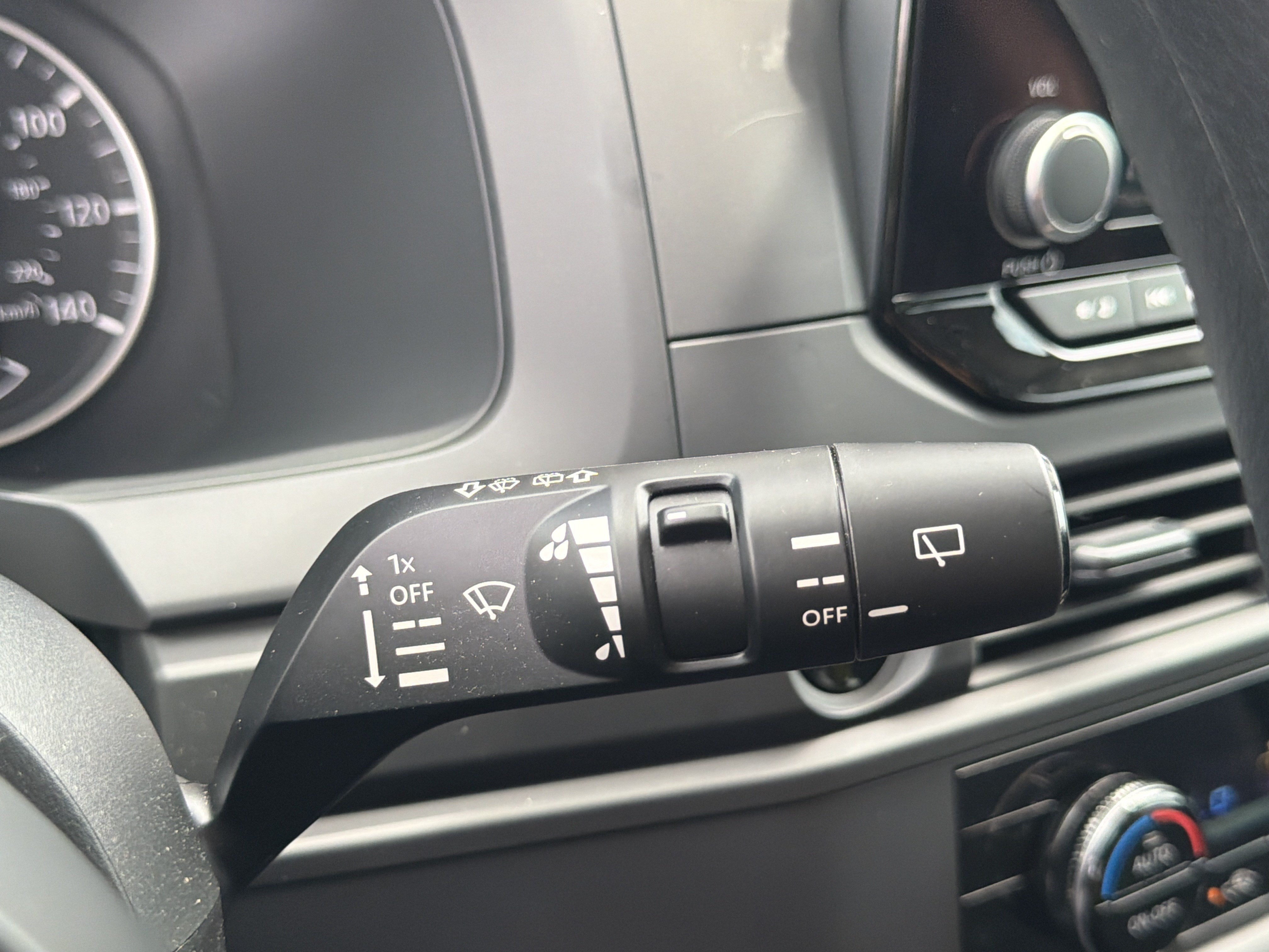 Used 2025 Nissan Pathfinder S AWD/4WD image 32