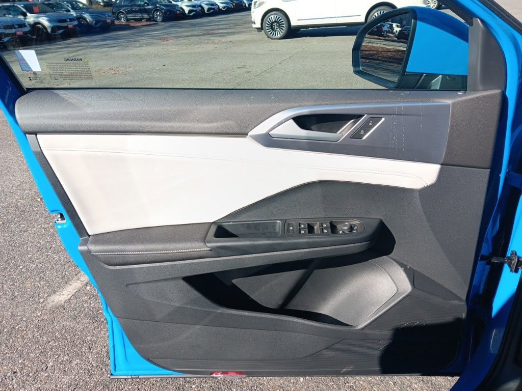 Used 2025 Volkswagen Taos SE w/ Panoramic Sunroof Package image 11